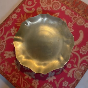 Vintage Heavy Brass Scalloped Dish – Solid 3lb Hammered Brass Bowl – Boho Altar Tray or Catchall – 9” Wide