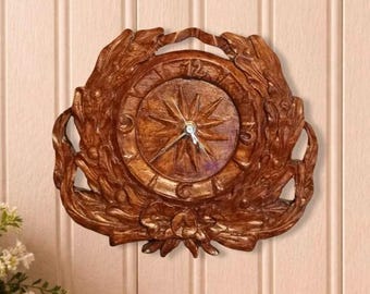 Horloge murale vintage en bois sculpté avec rose des vents, oiseaux et couronne florale, décoration nautique