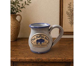 Mug Deneen Pottery fait main bleu Olde Buffalo Inn Nappanee Bed and Breakfast - Stahly
