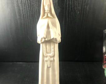 Figurine de moine à capuche en céramique avec détails en croix