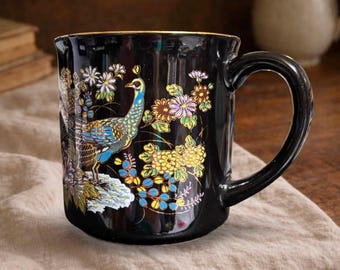 Mug vintage en céramique bleue à motif paon, liseré doré et décor floral peint à la main, fabriqué au Japon.