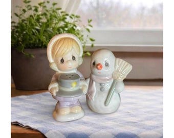 Ensemble de salière et poivrière vintage Precious Moments (Sugar Town) Fille Bonhomme de neige 1994 Figurines de décoration hivernale