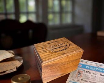 Caja de recetas de la cocina de pruebas del Chicago Tribune: pieza vintage de la historia culinaria de la década de 1960, caja de madera con guía de alimentos, almacenamiento de efímeros culinarios.