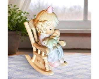 Figurine Precious Moments « L'amour ne quitte jamais les bras d'une mère » 523494, fille et bébé dans un fauteuil à bascule, pièce de collection vintage