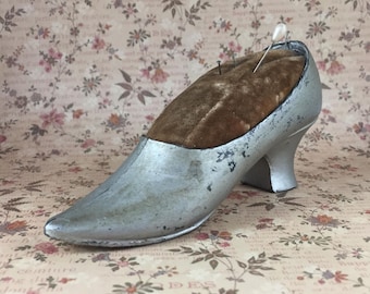 Almofada de alfinetes de metal antiga: acessório de costura de veludo, década de 1920