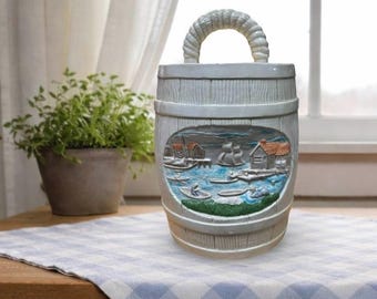 Tarro de cerámica vintage con forma de barril, tapa con asa y escena de puerto costero, molde Hersheys.