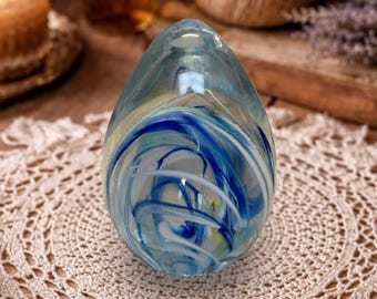 Pisapapeles con forma de huevo de Wheaton Arts Village, cinta azul y blanca en espiral