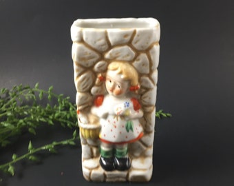 Tasca da muro Ragazza con fiori e cesto realizzata in ceramica giapponese
