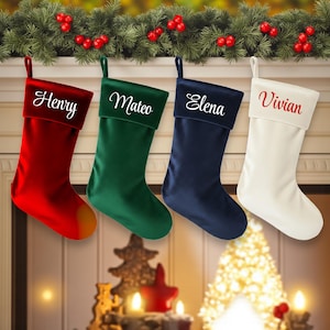 Gepersonaliseerde fluwelen kerstsok: geborduurd decor familienaam