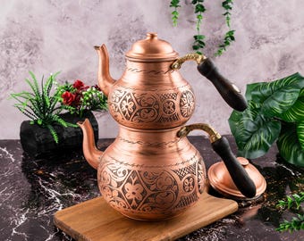 Tetera turca de cobre hecha a mano: tetera grabada con mango de madera.