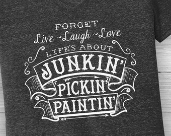 T-shirt à col en V pour femmes Junkin' Pickin' Paintin', vintage recyclé, marché aux puces, flipper de meubles, peinture à la craie, ordure, chippy, antiquités