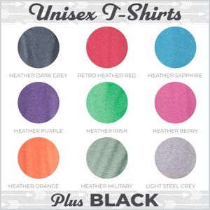 Puede incluir: Un gr&aacute;fico que muestra 10 colores diferentes de camisetas unisex. Los colores son: Gris oscuro jaspeado, Rojo jaspeado retro, Zafiro jaspeado, P&uacute;rpura jaspeado, Irland&eacute;s jaspeado, Baya jaspeado, Naranja jaspeado, Militar jaspeado, Gris acero claro y Negro.