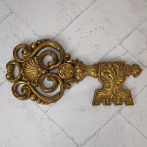 Vintage Syroco Ornate Gold Skeleton Key Wall Plaque Hollywood Regency Decor Fleur De Lis Art Deco Baroque Rococo Accents