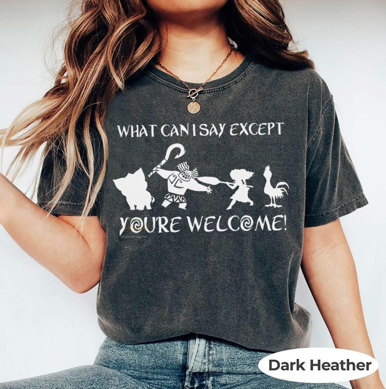 Puede incluir: Camiseta gris oscuro con un gr&aacute;fico blanco de personajes y el texto "WHAT CAN I SAY EXCEPT YOU'RE WELCOME!". Una prenda casual y c&oacute;moda.