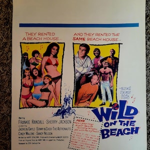 Vintage filmposter/etalagekaart uit de jaren 60 Wild On The Beach, popmusical bikinifilm