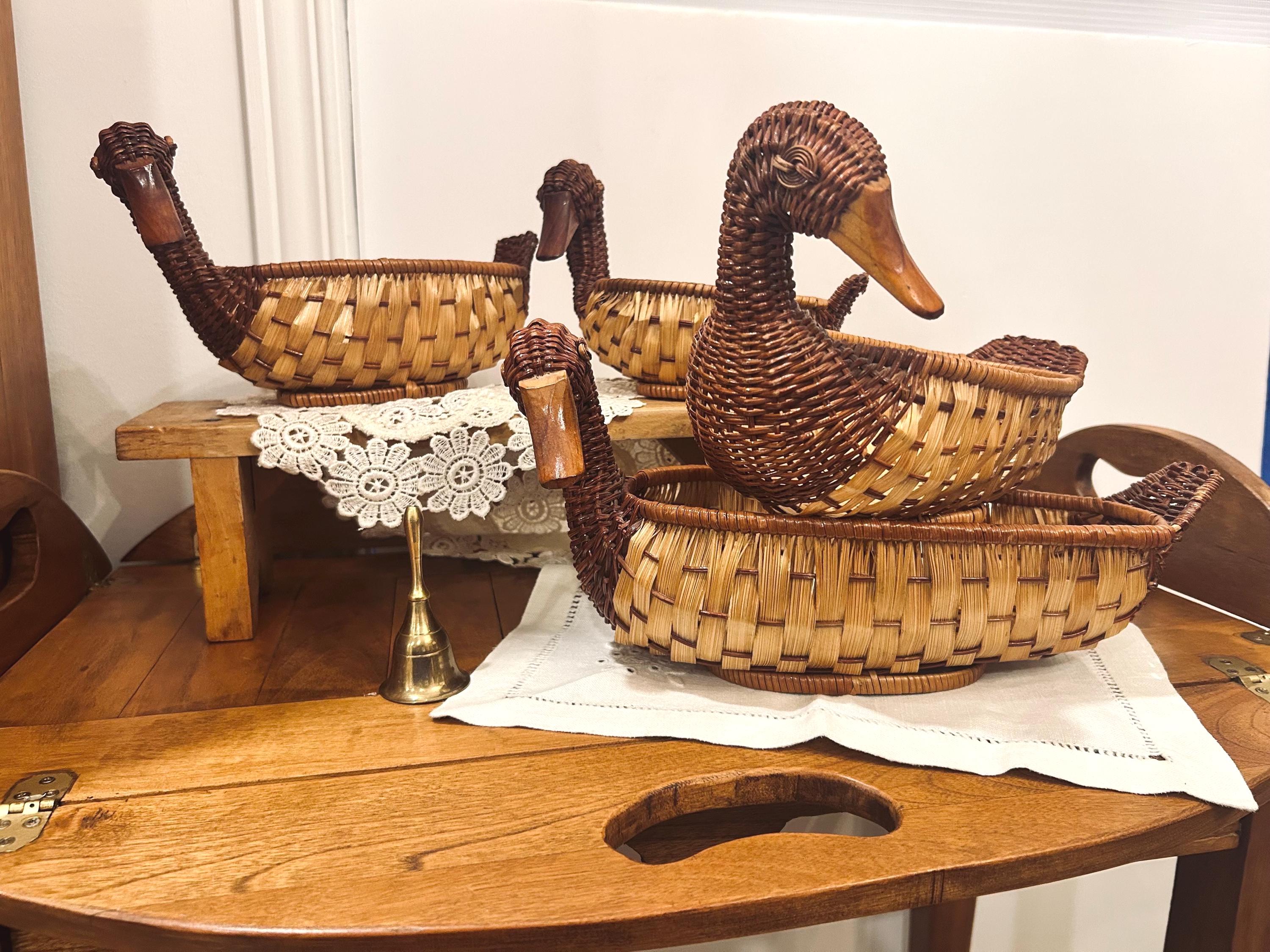 Panier en osier patiné shabby aux canards - Le Grenier de Lisette