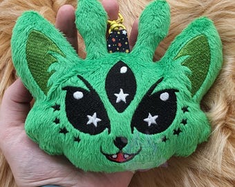 chaveiro de pelúcia de gatinho alienígena