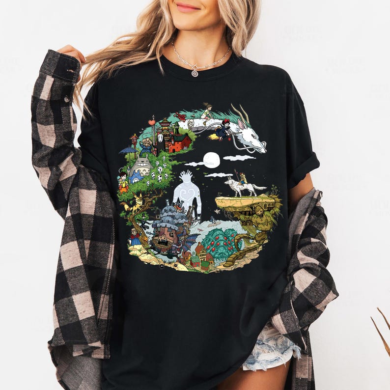 K&ouml;nnte beinhalten: Schwarzes T-Shirt mit einem farbenfrohen Grafikdesign, das Charaktere und Szenen aus einem beliebten Zeichentrickfilm zeigt. Das Design umfasst einen wei&szlig;en Drachen, ein M&auml;dchen und andere animierte Figuren. Das T-Shirt ist ein bequemer, l&auml;ssiger Stil.