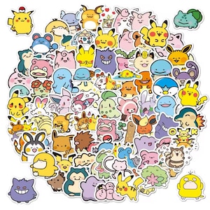 Puede incluir: Una colección de pegatinas de dibujos animados coloridos con varios personajes de la franquicia Pokémon. Las pegatinas están en una variedad de poses y expresiones, e incluyen personajes populares como Pikachu, Charmander, Bulbasaur y Squirtle.