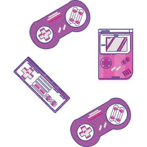 Op de afbeelding: Een geborduurd ontwerp met een roze en paars handheld gaming-apparaat en controllers. De controllers hebben een kruisvormig D-pad en rechthoekige knoppen. Het handheld-apparaat heeft een scherm en knoppen. Het ontwerp staat op een witte achtergrond.
