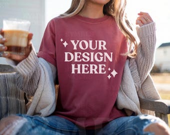 Crimson Comfort Farben T-Shirt Mockup: Frauen C1717 Trendy Outdoor (Digitaler Download)