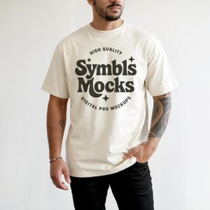 Puede incluir: Una camiseta blanca con un diseño gráfico negro que dice "High Quality Symbls Mocks Digital Pod Mockups".