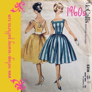 Pode incluir: Padrão de costura vintage McCall's para um vestido para senhoras. O padrão é da década de 1960 e apresenta dois estilos: um vestido amarelo com um laço e um vestido listrado azul e branco. O número do padrão é 5314.