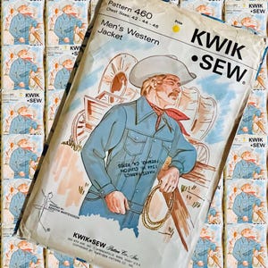 Könnte beinhalten: Ein Vintage-Schnittmuster für eine Westernjacke. Das Schnittmuster stammt von Kwik-Sew Pattern Co. Inc. und ist für Brustgrößen 42-44-46. Das Schnittmuster zeigt eine Zeichnung eines Mannes, der die Jacke trägt und neben einem Wagen steht.