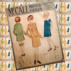 Könnte beinhalten: Ein Vintage-Schnittmusterumschlag von McCall für ein Schlupfkleid für Mädchen, Größe 6, zum Preis von 35 Cent. Das Cover zeigt Illustrationen von drei Kleidern in Grün, Beige und Blau, gekennzeichnet mit 5202, mit detaillierten Ansichten der Designs.