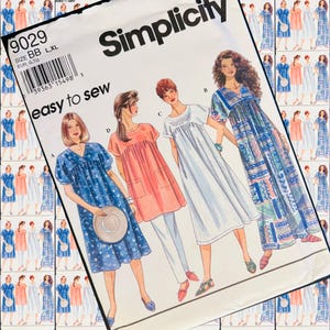Könnte beinhalten: Simplicity Schnittmuster 9029 mit vier Kleiderdesigns. Der Umschlag zeigt Illustrationen der Kleider in Blau, Pfirsich und Weiß. Der Text "easy to sew" ist deutlich sichtbar. Größen BB L, XL und EUR G, TG.
