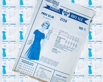 Puede incluir: Un patrón de costura vintage para un vestido, con una ilustración azul de una mujer usando el vestido. El patrón se titula "Modes Royale" y es para la talla 16. El precio es de $ 2.00. El patrón incluye instrucciones para cortar y coser el vestido.