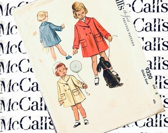 Puede incluir: Patrón de costura vintage de McCall's para un abrigo de niño, talla 4, 45c. El patrón muestra a tres niñas con abrigos de diferentes colores, una con un perro negro.