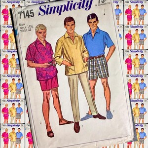 Può includere: Modello di cucito Simplicity vintage 7145 con illustrazioni di abiti estivi da uomo. Il modello include una camicia e pantaloncini rosa floreali, una camicia gialla e pantaloni kaki, e una camicia blu con pantaloncini a quadri. Il testo recita "Men Neck 14 1/2 Waist 32".