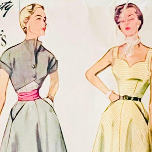 Op de afbeelding: Vintage naaipatroon voor een jurk met een getailleerd lijfje en een volle rok. Het patroon is voor maat 14, borstomvang 81 cm. De jurk wordt in twee stijlen getoond, een met een kort jack en de andere met een mouwloos lijfje.