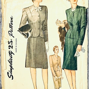 Puede incluir: Patrón Simplicity 25¢ vintage 1223, talla 38, con ilustraciones de trajes de mujer. Los trajes son en tonos grises, verdes y beige, con diseños de rayas y lisos. El patrón es de la revista Chatelaine.