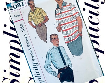 Könnte beinhalten: Simplicity Schnittmuster 2081, Größe groß, zum Nähen von Hemden. Das Schnittmuster zeigt drei Männer, die verschiedene Hemden tragen. Ein Hemd ist gestreift, eines ist gemustert und eines ist einfarbig.