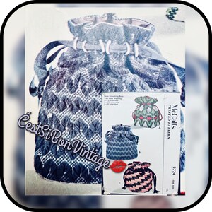 Può includere: Modello di cucito vintage McCall's 1724 per tre borse con coulisse. Il modello include istruzioni per realizzare borse in verde, blu e rosa con un motivo geometrico. Il modello è stampato su uno sfondo bianco con testo nero.