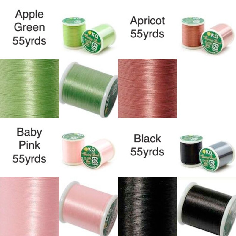 K&ouml;nnte beinhalten: Eine Auswahl an Garnspulen in den Farben Apfelgr&uuml;n, Apricot, Babyrosa und Schwarz. Jede Spule ist mit dem Farbnamen und "55 yds" beschriftet. Das Garn ist eng gewickelt, wodurch seine Textur und sein Glanz hervorgehoben werden.