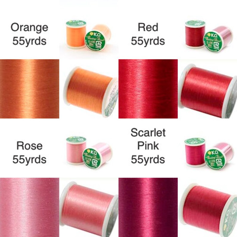 K&ouml;nnte beinhalten: Eine Auswahl an Garnrollen in verschiedenen Farben, darunter Orange, Rot, Rose und Scharlachrosa. Jede Spule ist mit der Farbbezeichnung und dem Text "55 yds" versehen. Das Garn ist auf wei&szlig;en Spulen aufgewickelt.