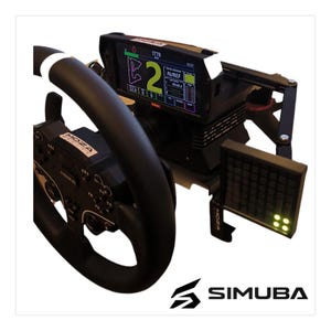 Könnte beinhalten: Ein schwarzes Moza Racing Lenkrad mit digitalem Armaturenbrett-Display, das Telemetriedaten wie eine Streckenkarte und Ganganzeige zeigt. Ein zusätzliches LED-Gitterpanel ist seitlich angebracht, und das Simuba-Logo ist unten zu sehen.