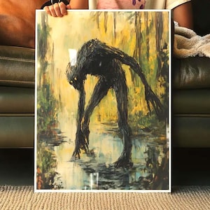 Op de afbeelding: Een zwart-wit schilderij van een schaduwfiguur dat in een moeras staat. De figuur is lang en dun, met lange armen en benen. Het moeras is gevuld met water en riet. Het schilderij is gemaakt in een donkere en sfeervolle stijl.