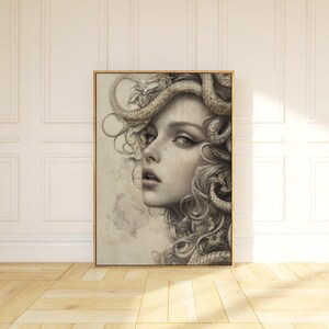 Puede incluir: Un dibujo en blanco y negro de una mujer con serpientes en el pelo. El rostro de la mujer est&aacute; parcialmente oculto por las serpientes, pero sus ojos son visibles y tiene una expresi&oacute;n seria. El dibujo est&aacute; hecho en un estilo realista y el pelo de la mujer es fluido y detallado.