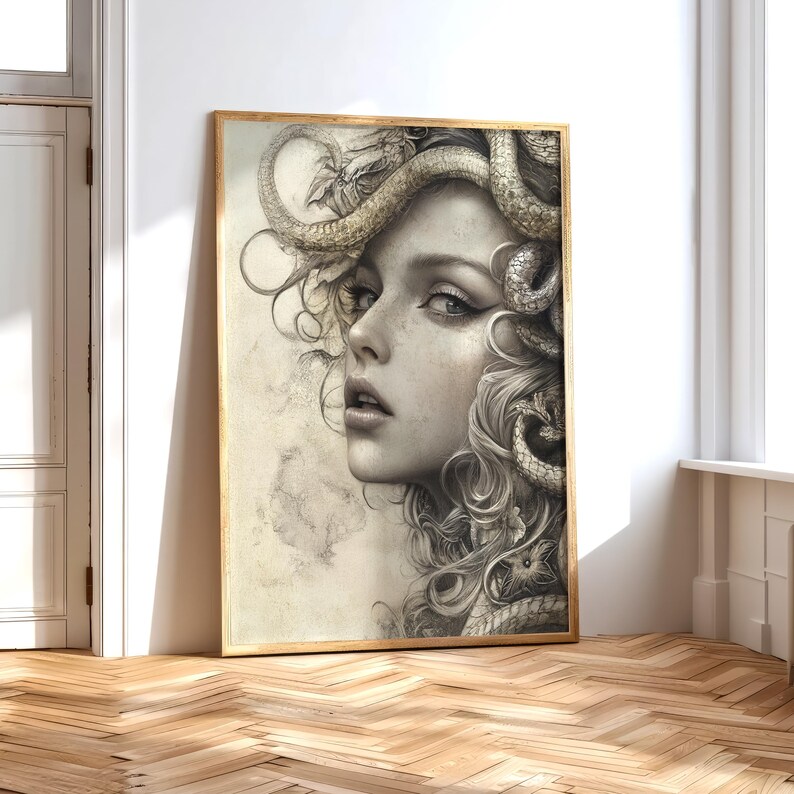 Puede incluir: Una ilustraci&oacute;n en blanco y negro de una mujer con serpientes en el pelo. El rostro de la mujer est&aacute; parcialmente oculto por las serpientes, pero sus ojos son visibles y tiene una expresi&oacute;n seria. El fondo es gris claro.