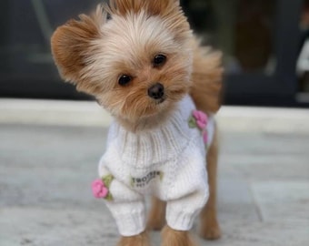 Jersey de punto color leche para perros con rosas 3D rosas: mezcla de lana, corte personalizado.