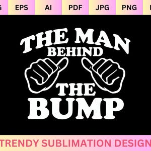 Può includere: Design grafico nero con il testo bianco «THE MAN BEHIND THE BUMP», accompagnato da due illustrazioni di mani con il pollice in su. La frase «TRENDY SUBLIMATION DESIGN» è in basso.