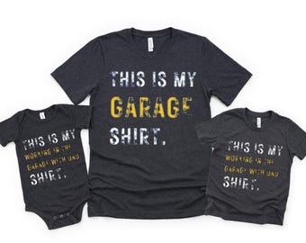 C'est mon travail dans le garage avec une chemise pour papa, des chemises papa et moi, un cadeau papa et fils, un cadeau pour mari