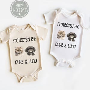 Benutzerdefinierte Hunde- und Katzen-Shirt, Baby-Dusche-Geschenk, geschützt durch Hund Bodysuit, geschützt durch Haustiere Shirt, Neugeborenen Baby Geschenk, personalisiertes Baby Shirt,