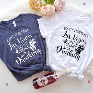 Camiseta con pronóstico de hoy en Las Vegas con posibilidad de beber, camiseta con recuerdos de Las Vegas, camiseta con bebida, vacaciones en Las Vegas, camiseta con viaje de chicas a Las Vegas