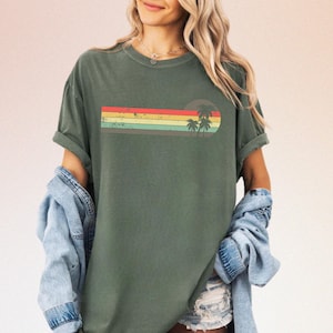 Camiseta retro de isla tropical Comfort Colors®, camiseta vintage de verano con atardecer, conjunto de palmeras coloridas, camiseta playera, regalo para vacaciones de verano