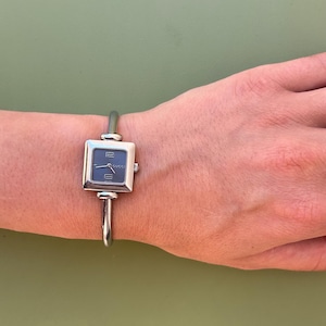 Gucci 1900L Ladies Watch – Stainless Steel Bangle – 20mm Case – Grey Silver Dial – Swiss Quartz